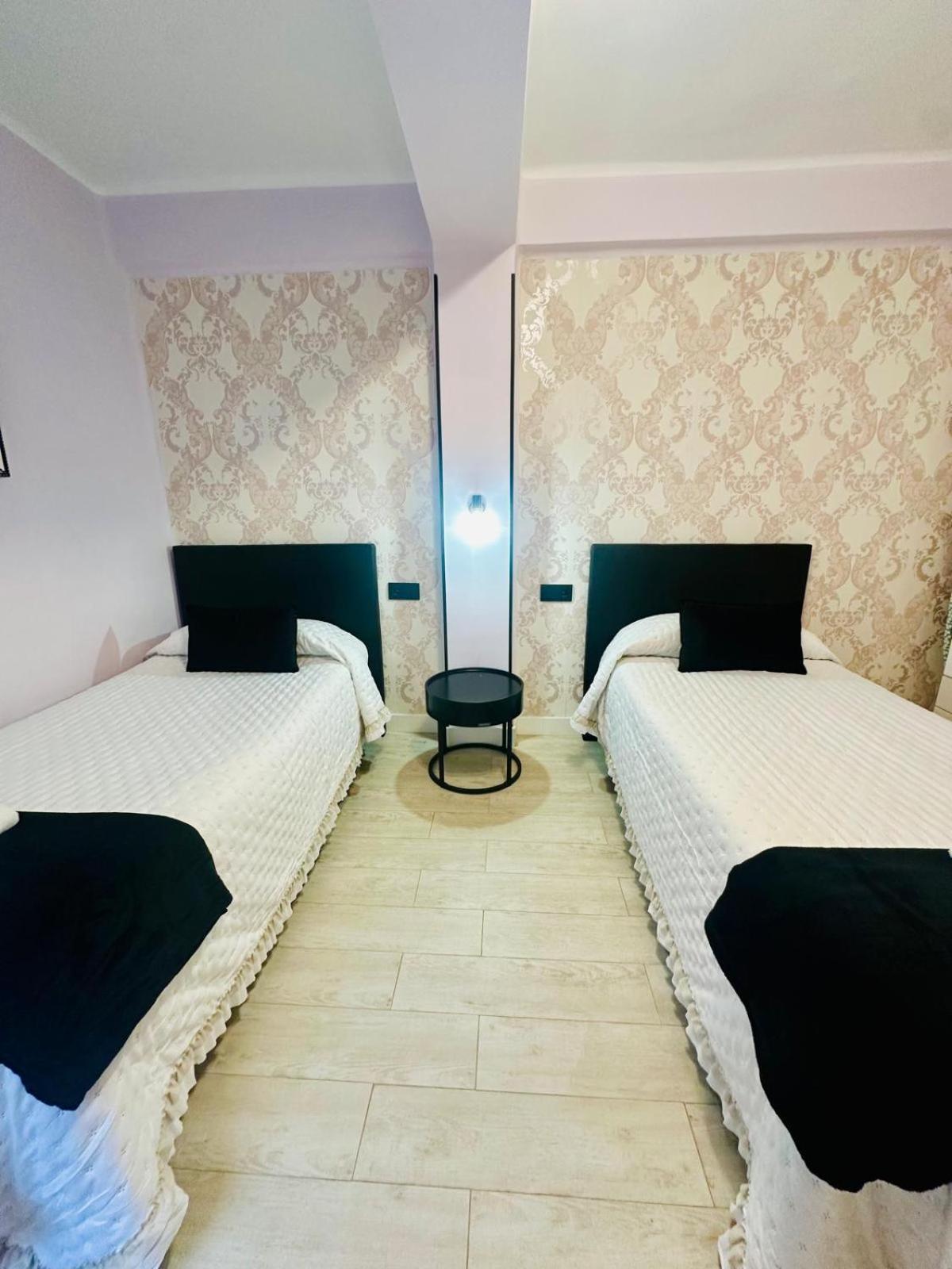 Imperium Apartamentos Centro Parking Gratis เมรีดา ภายนอก รูปภาพ