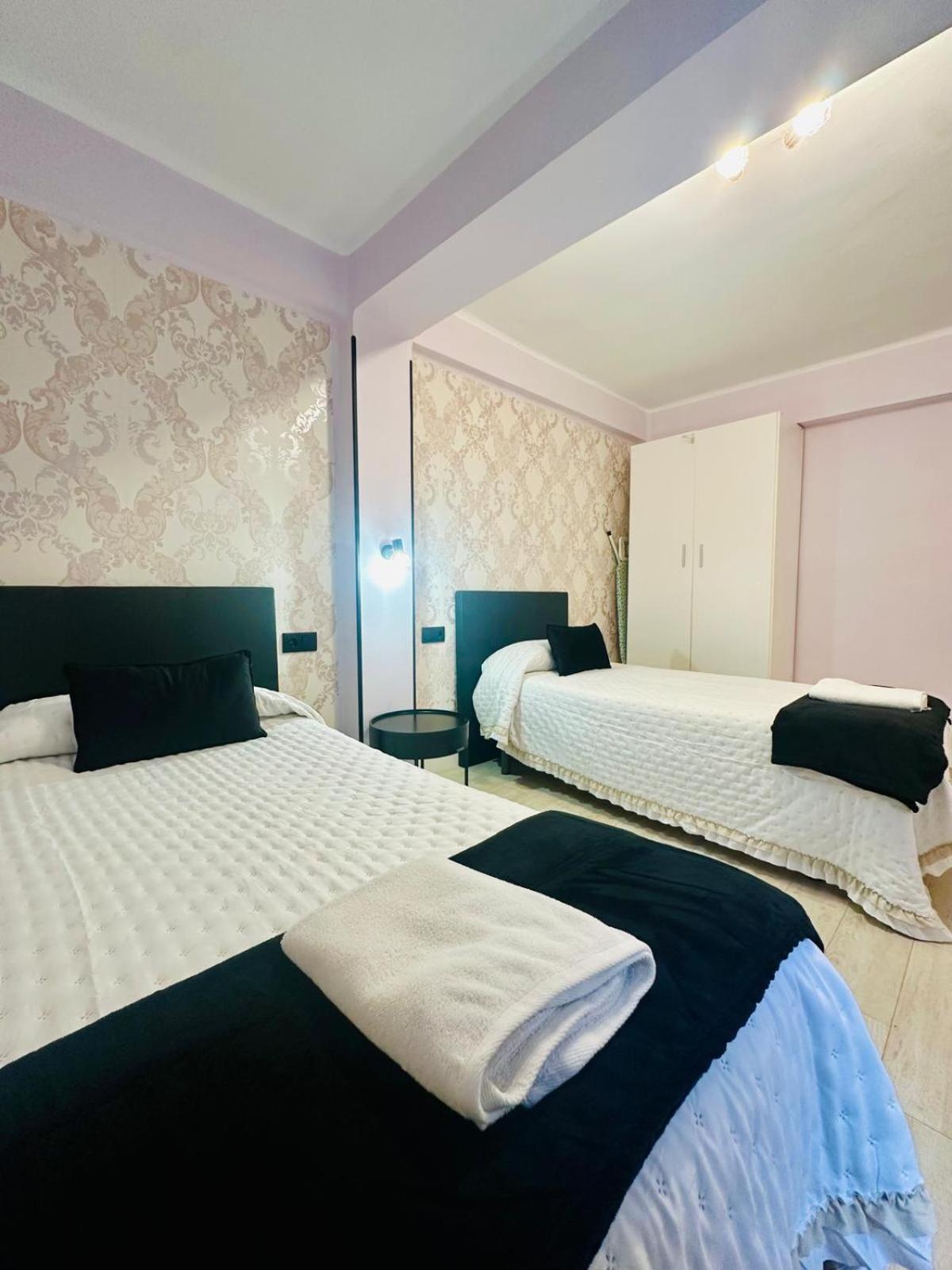 Imperium Apartamentos Centro Parking Gratis เมรีดา ภายนอก รูปภาพ