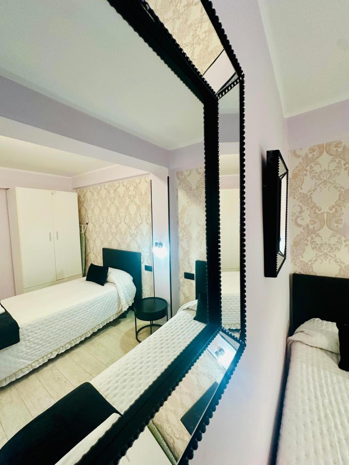 Imperium Apartamentos Centro Parking Gratis เมรีดา ภายนอก รูปภาพ